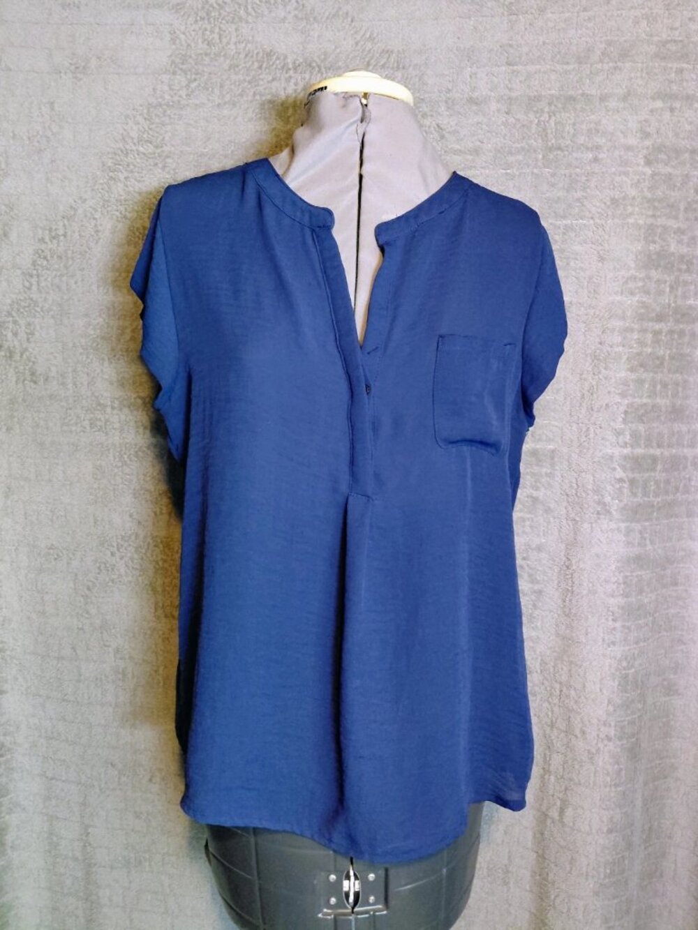Liz Claiborne V Neck Cap Sleeve Blouse